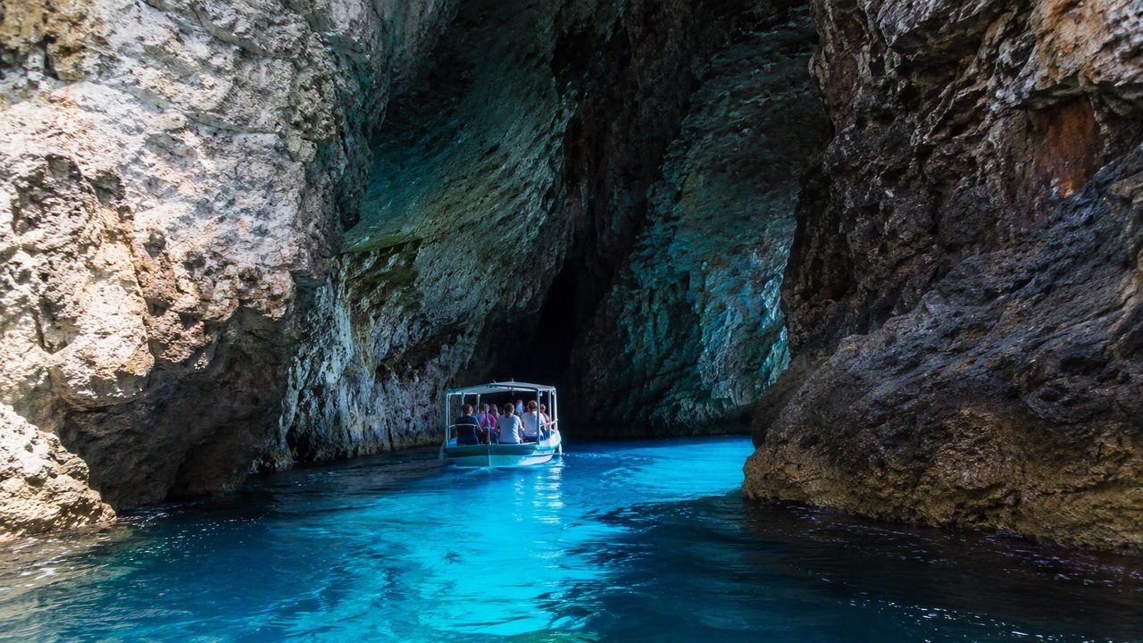 Grotta Azzurra di Haxhi Ali (blue cave) sulla costa del Karaburun vicino a Vlorë