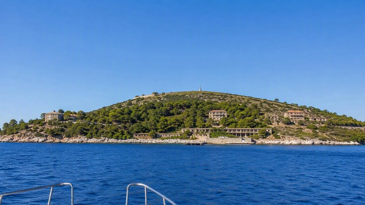 Isola di Sazan (Saseno) all'imboccatura della baia di Vlorë vista dal mare